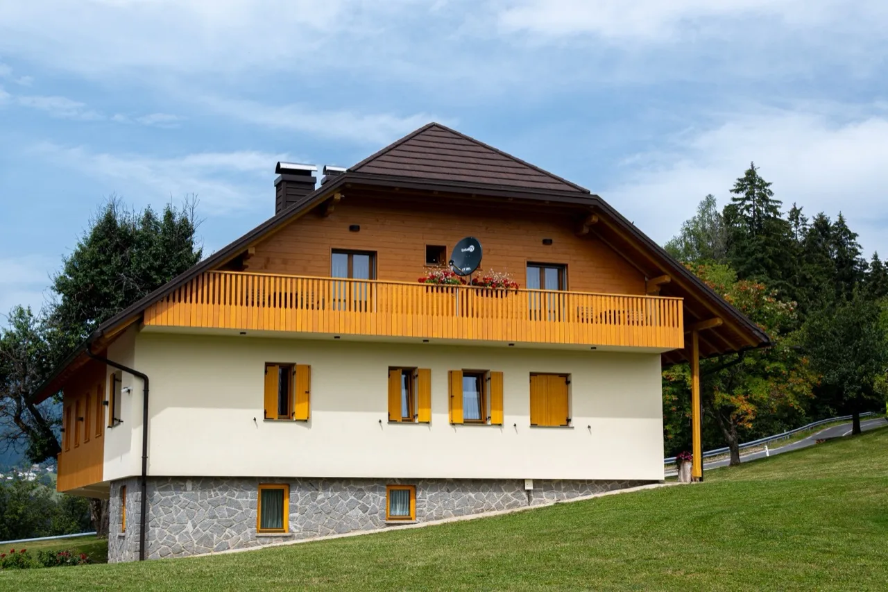 Turistična kmetija Ramšak poleti, glavna hiša pod modrim nebom