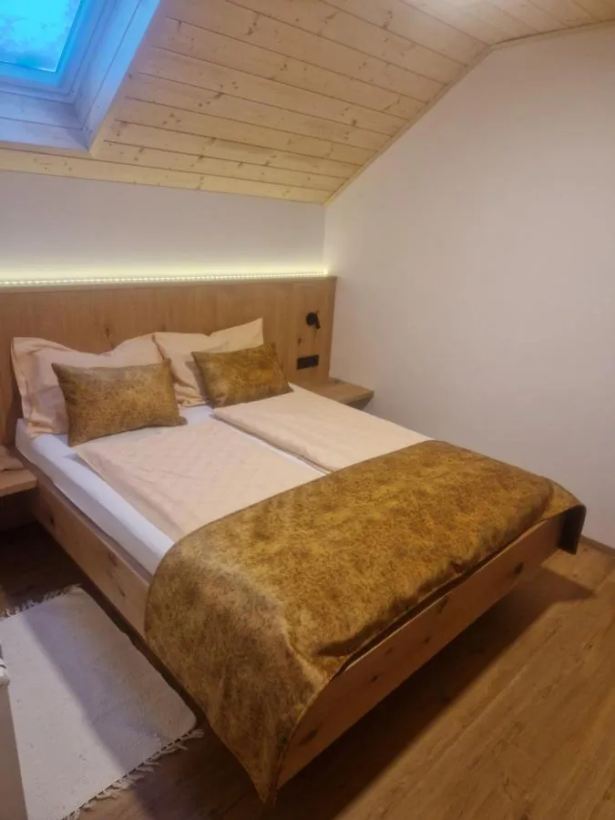Dvoposteljna soba s pogledom na gore na turistični kmetiji Ramšak