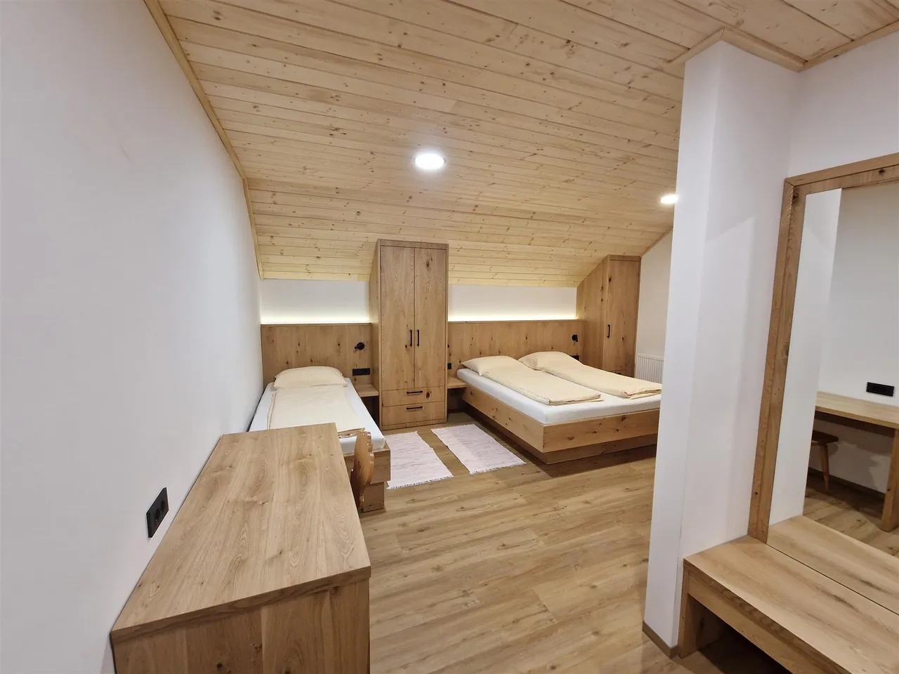 Troposteljna soba z balkonom na turistični kmetiji Ramšak