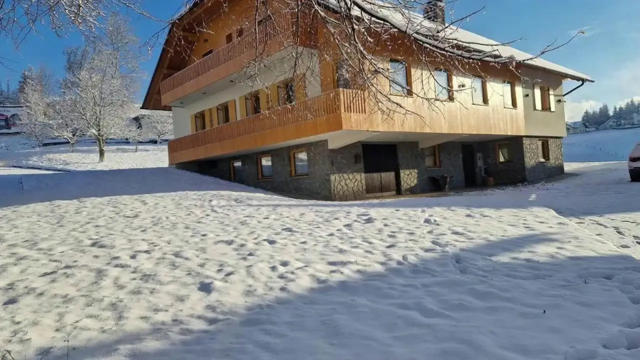 Kmetija Ramšak pod snegom, zimski dan na Pohorju